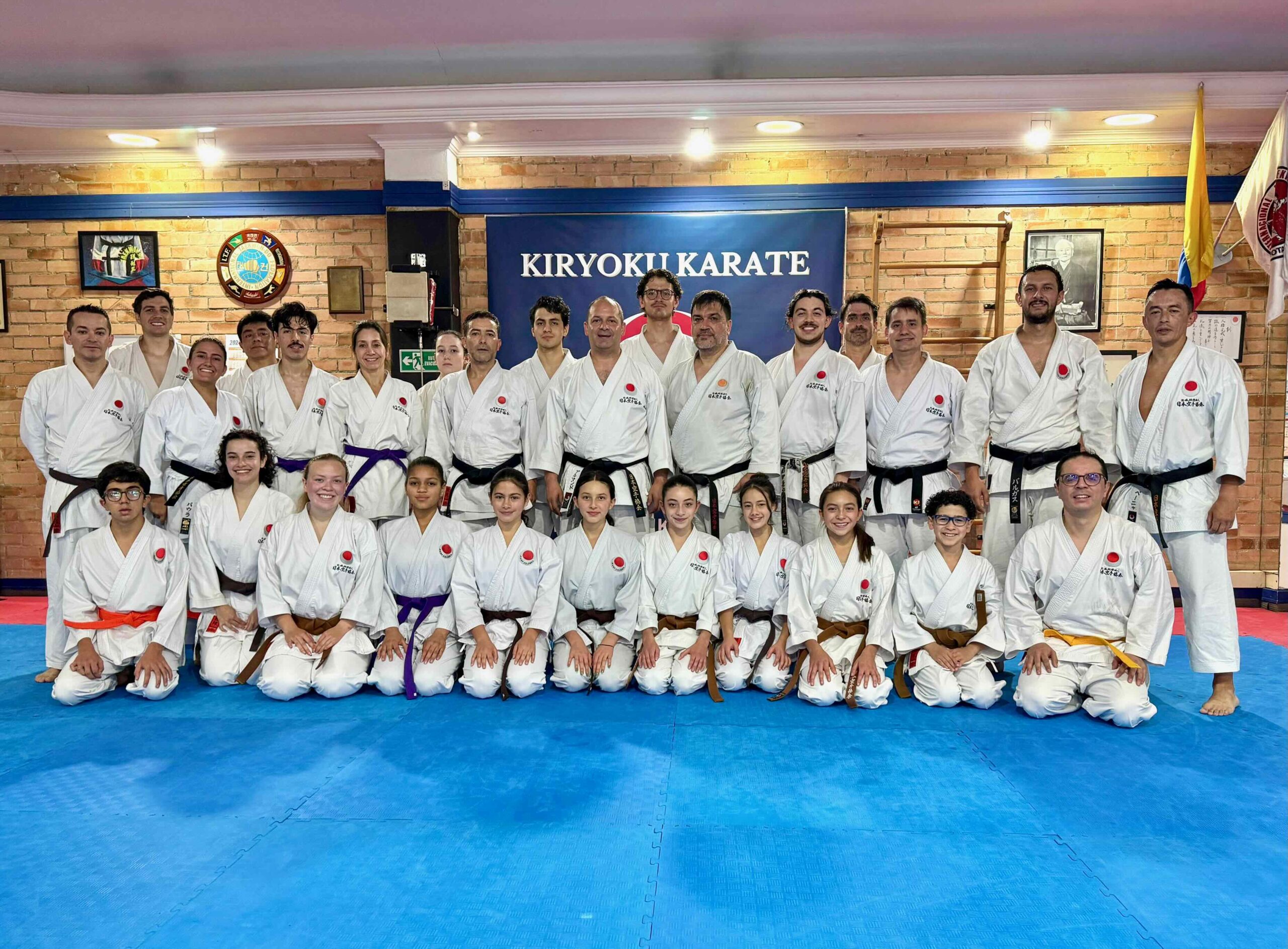 Alumnos e instructores de Kiryoku Karate en el Dojo Central de la JKA en Colombia