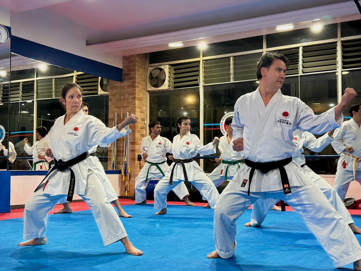 Adultos practicando Karate Tradicional en Kiryoku Karate en Bogotá