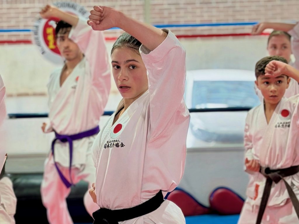Jóvenes practicando Karate Tradicional en Kiryoku Karate en Bogotá
