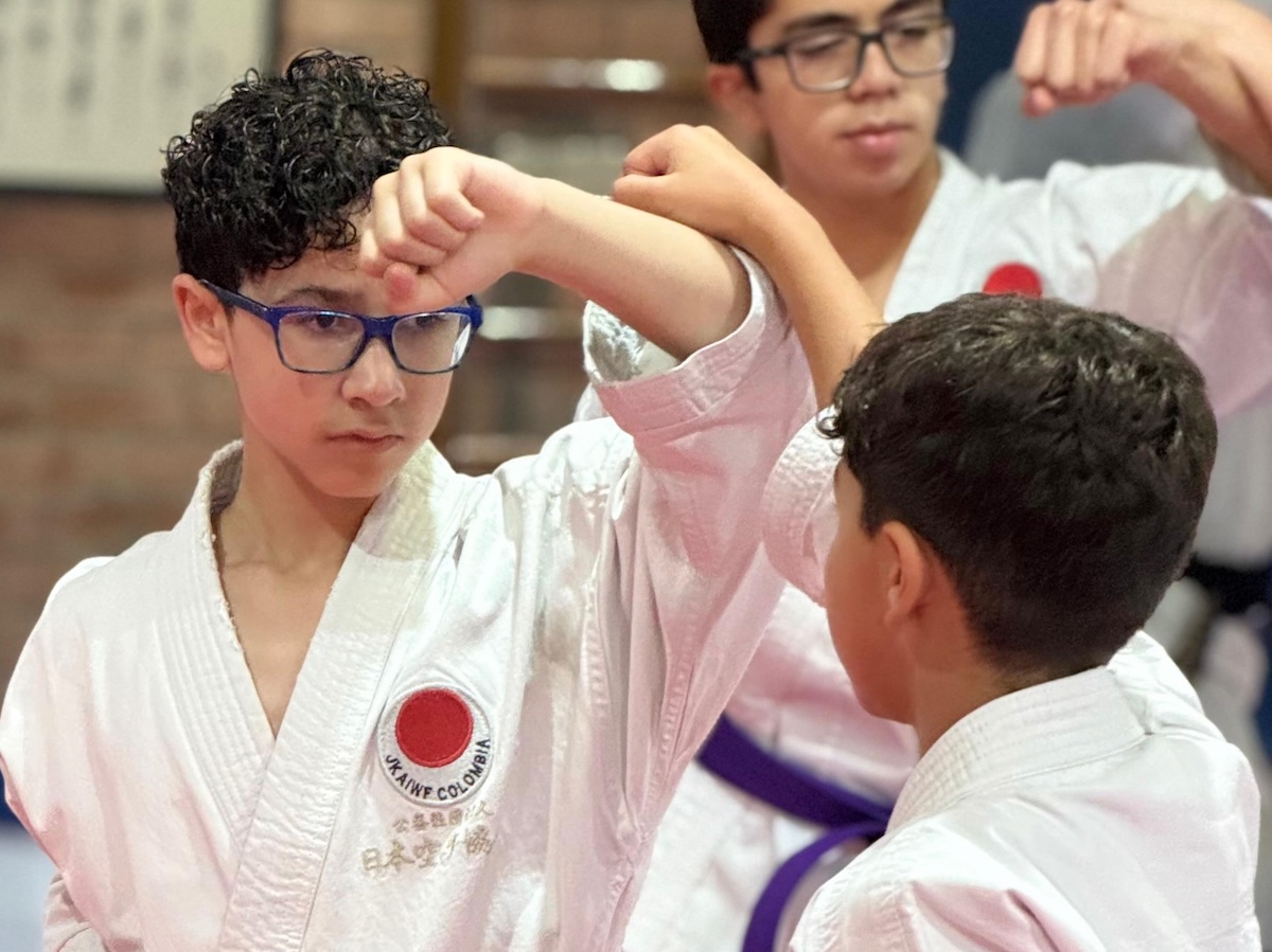 Jóvenes practicando Karate en clase de Kiryoku Karate en Bogotá