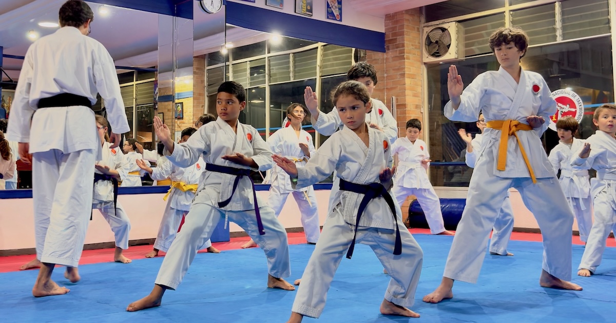 Niños practicando Karate en Kiryoku Karate en Bogotá